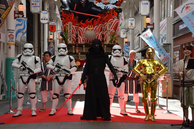 『スター・ウォーズ』C-3PO＆カイロ・レンが博多祇園山笠を訪問！（8枚目）