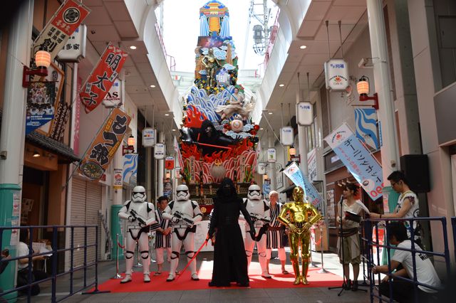 『スター・ウォーズ』C-3PO＆カイロ・レンが博多祇園山笠を訪問！（9枚目）
