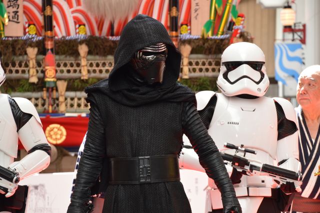 『スター・ウォーズ』C-3PO＆カイロ・レンが博多祇園山笠を訪問！（10枚目）
