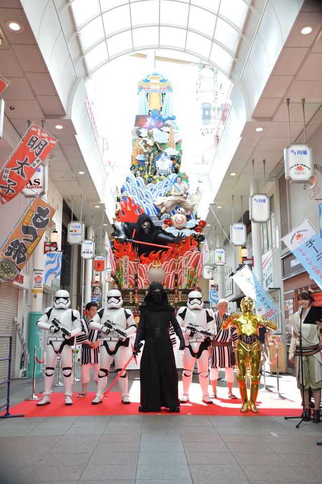 『スター・ウォーズ』C-3PO＆カイロ・レンが博多祇園山笠を訪問！（13枚目）
