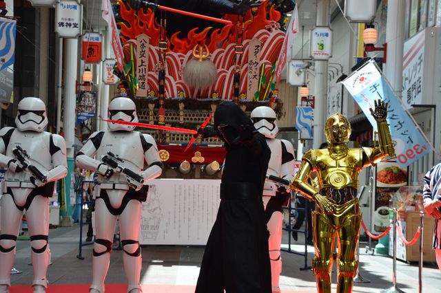 『スター・ウォーズ』C-3PO＆カイロ・レンが博多祇園山笠を訪問！（14枚目）