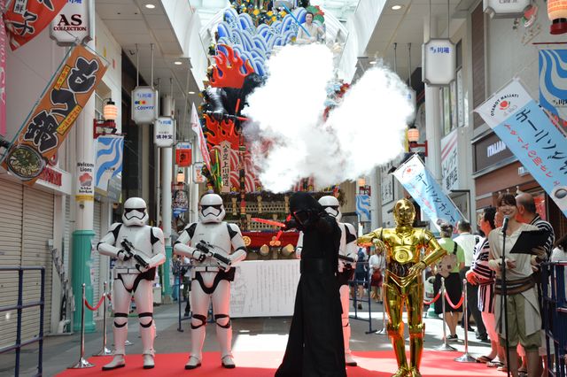 『スター・ウォーズ』C-3PO＆カイロ・レンが博多祇園山笠を訪問！（15枚目）