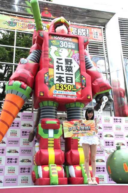 さしこが美脚を披露！「これイチ ベジレンジャーロボ篇」の記者発表会フォトギャラリー（4枚目）