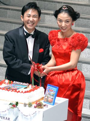 二人にとって初めてのケーキ入刀！　林家三平と国分佐智子