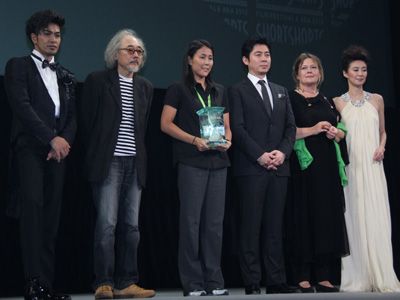 左から北村一輝、小林政広、グランプリ受賞者の平柳敦子、高須光聖、ルドミラ・チコヴァ、萬田久子
