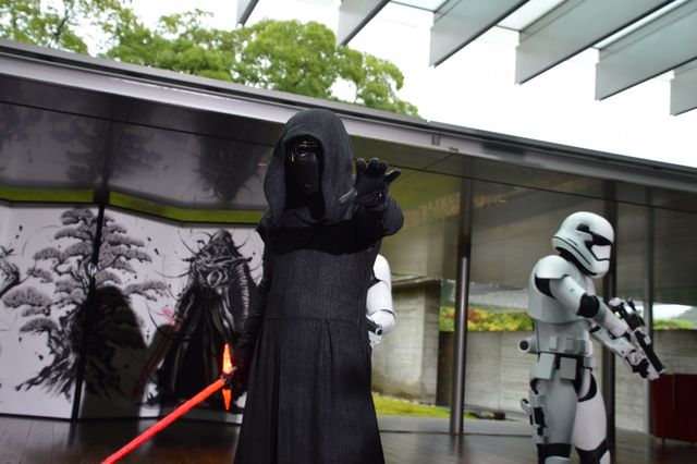 ベイダー卿降臨？『スター・ウォーズ』狂言＆武人屏風画、京都でお披露目！（13枚目）