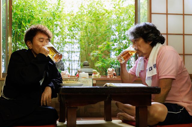 役所広司VS浜田雅功！Netflixシリーズ「俺のこと、なんか言ってた？」場面カット（5枚目）