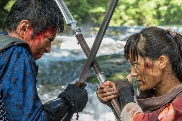 綾瀬はるかが顔を汚してアクションに挑む！NHK放送90年大河ファンタジー「精霊の守り人」場面写真ギャラリー（2枚目）
