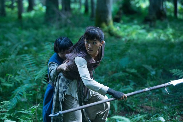 綾瀬はるかが顔を汚してアクションに挑む！NHK放送90年大河ファンタジー「精霊の守り人」場面写真ギャラリー（4枚目）