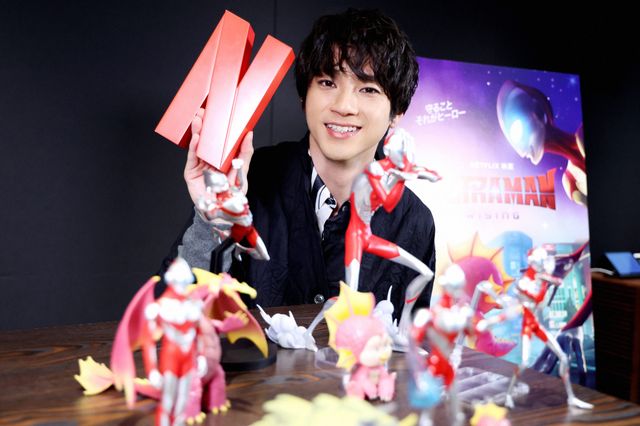 山田裕貴、ウルトラマングッズと一緒に撮影！『Ultraman: Rising』インタビュー撮り下ろしカット：フォトギャラリー