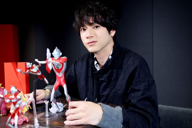 山田裕貴、ウルトラマングッズと一緒に撮影！『Ultraman: Rising』インタビュー撮り下ろしカット（2枚目）