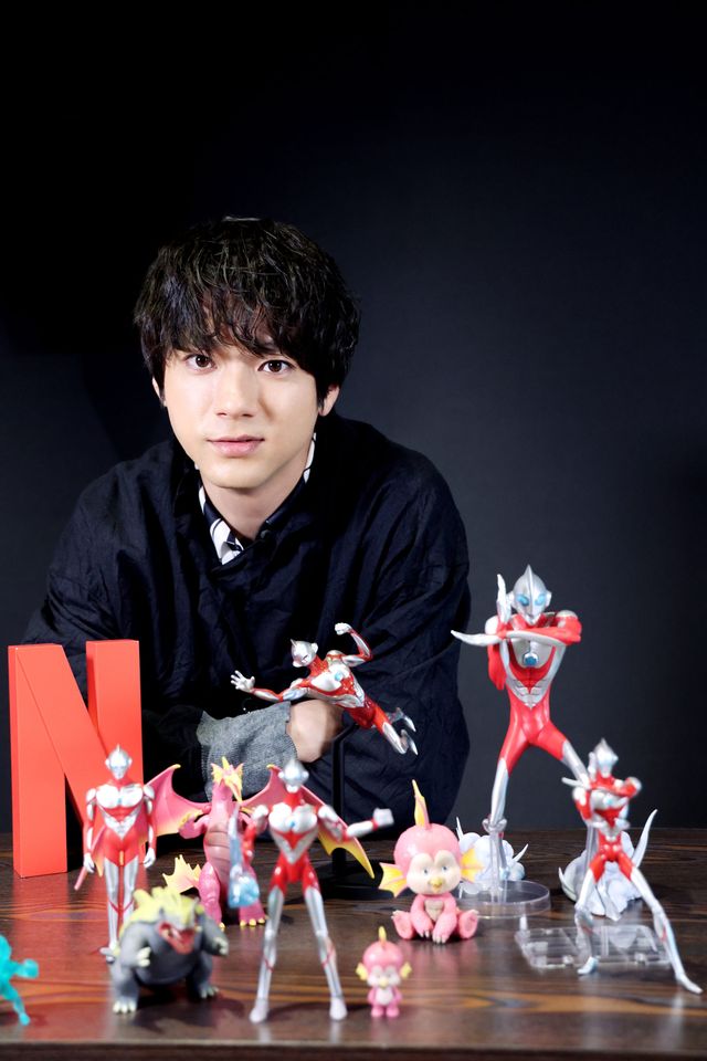 山田裕貴、ウルトラマングッズと一緒に撮影！『Ultraman: Rising』インタビュー撮り下ろしカット（3枚目）