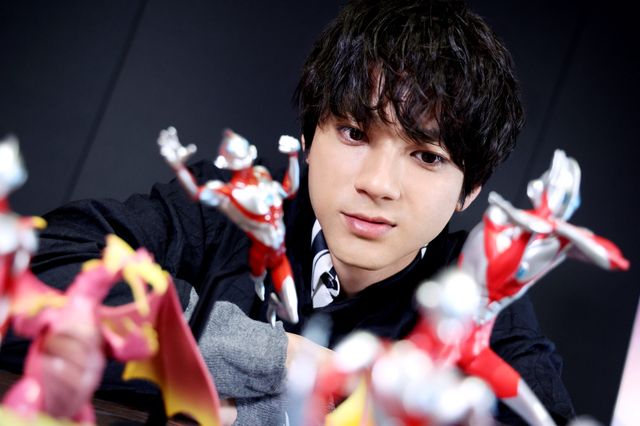 山田裕貴、ウルトラマングッズと一緒に撮影！『Ultraman: Rising』インタビュー撮り下ろしカット（4枚目）