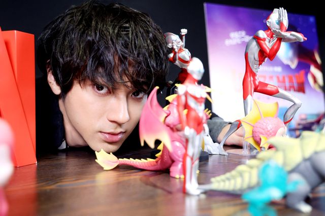 山田裕貴、ウルトラマングッズと一緒に撮影！『Ultraman: Rising』インタビュー撮り下ろしカット（5枚目）