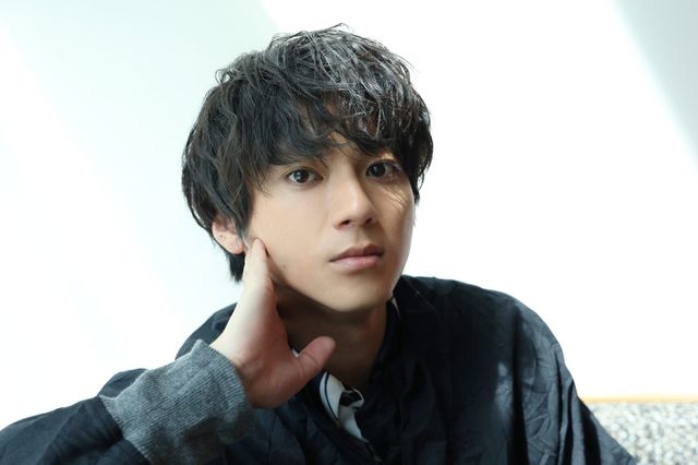 山田裕貴、ウルトラマングッズと一緒に撮影！『Ultraman: Rising』インタビュー撮り下ろしカット（6枚目）