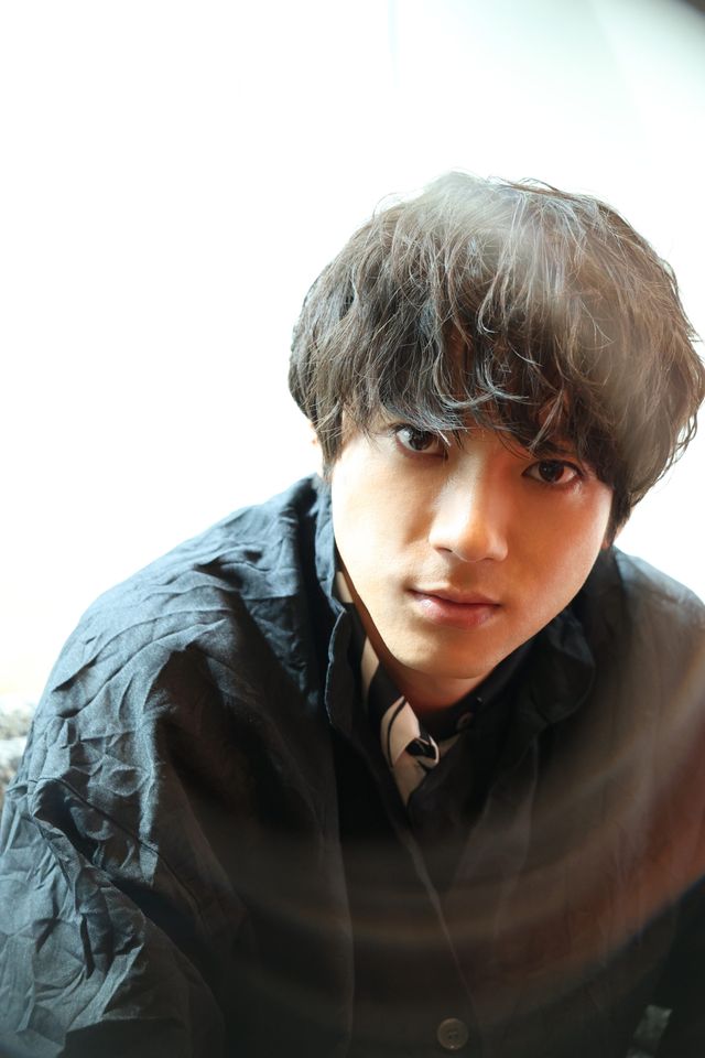 山田裕貴、ウルトラマングッズと一緒に撮影！『Ultraman: Rising』インタビュー撮り下ろしカット（7枚目）