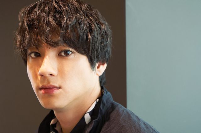 山田裕貴、ウルトラマングッズと一緒に撮影！『Ultraman: Rising』インタビュー撮り下ろしカット（8枚目）