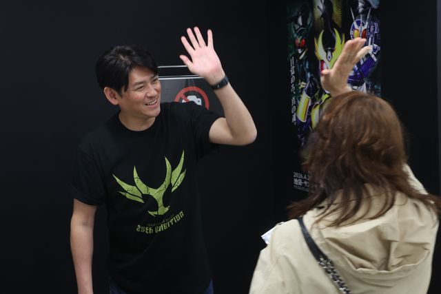 「真アギト展」“翔一”賀集利樹が初日にサプライズ登場！一人ひとりとハイタッチでファン涙：フォトギャラリー