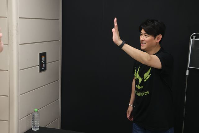 「真アギト展」“翔一”賀集利樹が初日にサプライズ登場！一人ひとりとハイタッチでファン涙（2枚目）