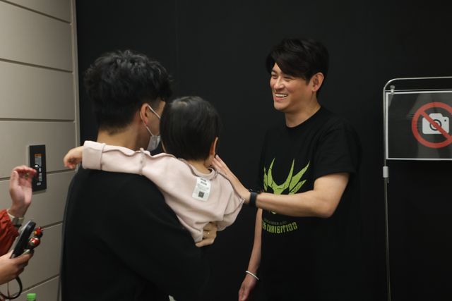 「真アギト展」“翔一”賀集利樹が初日にサプライズ登場！一人ひとりとハイタッチでファン涙（4枚目）