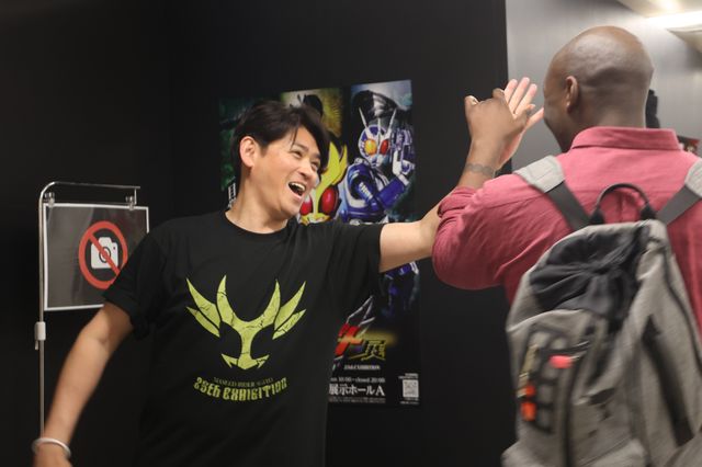 「真アギト展」“翔一”賀集利樹が初日にサプライズ登場！一人ひとりとハイタッチでファン涙（6枚目）