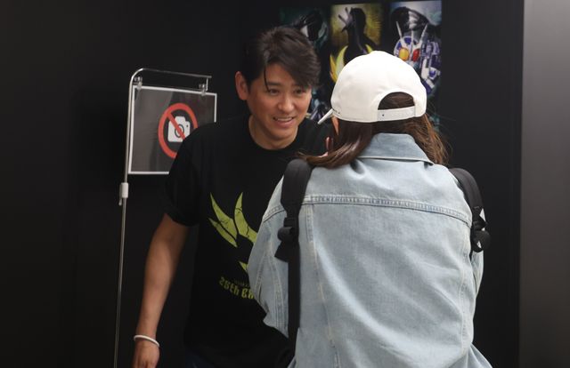 「真アギト展」“翔一”賀集利樹が初日にサプライズ登場！一人ひとりとハイタッチでファン涙（7枚目）