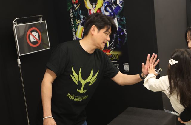 「真アギト展」“翔一”賀集利樹が初日にサプライズ登場！一人ひとりとハイタッチでファン涙（8枚目）