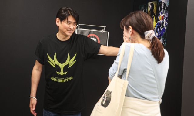 「真アギト展」“翔一”賀集利樹が初日にサプライズ登場！一人ひとりとハイタッチでファン涙（9枚目）