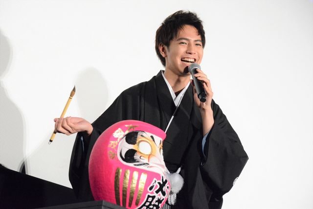 片寄涼太、袴姿で登場！最高の笑顔（12枚目）