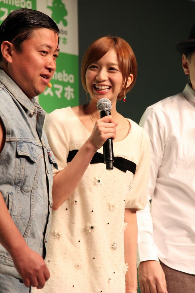 肩を組む？　芹那とスギちゃん「Amebaスマホ」イベントフォトギャラリー（3枚目）