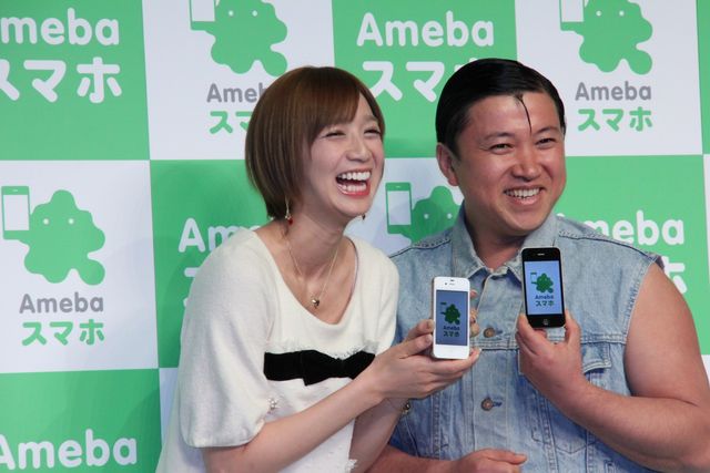 肩を組む？　芹那とスギちゃん「Amebaスマホ」イベントフォトギャラリー（6枚目）