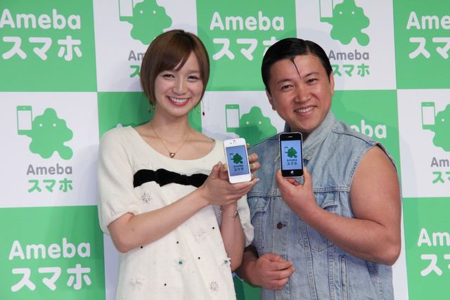 肩を組む？　芹那とスギちゃん「Amebaスマホ」イベントフォトギャラリー（7枚目）