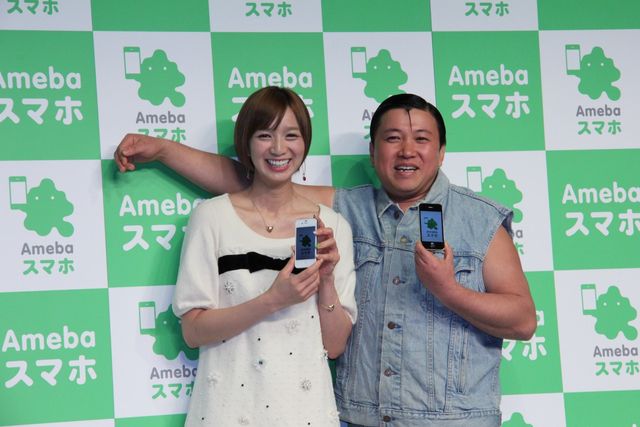 肩を組む？　芹那とスギちゃん「Amebaスマホ」イベントフォトギャラリー（8枚目）