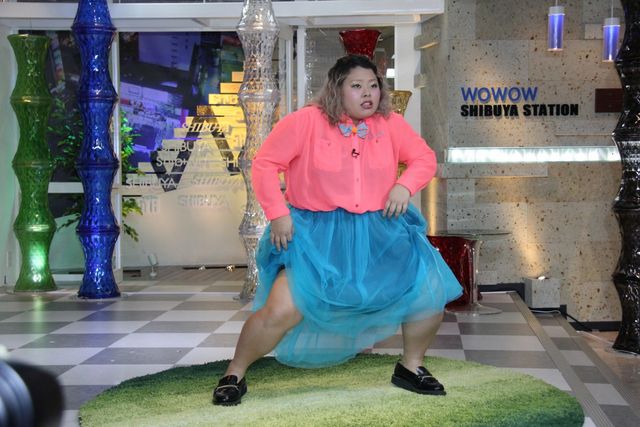 エンタメ情報番組「渋谷LIVE！ザ・プライムショー」渡辺直美初回放送直後の囲み取材写真ギャラリー（6枚目）