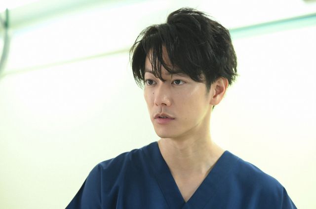 佐藤健の白衣姿！「恋はつづくよどこまでも」第1話（3枚目）