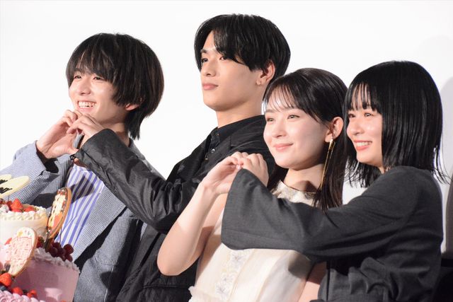 高橋恭平&板垣李光人、手でハートマーク!映画『なのに、千輝くんが甘すぎる。』公開前夜祭舞台あいさつ:フォトギャラリー