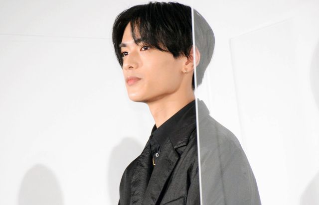 高橋恭平＆板垣李光人、手でハートマーク！映画『なのに、千輝くんが甘すぎる。』公開前夜祭舞台あいさつ（3枚目）