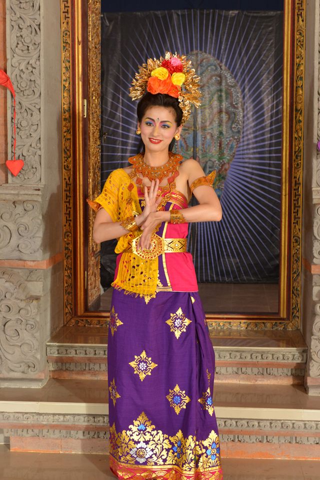 尾野真千子、ムチャぶりでバリの伝統舞踊を披露！フォトギャラリー（2枚目）