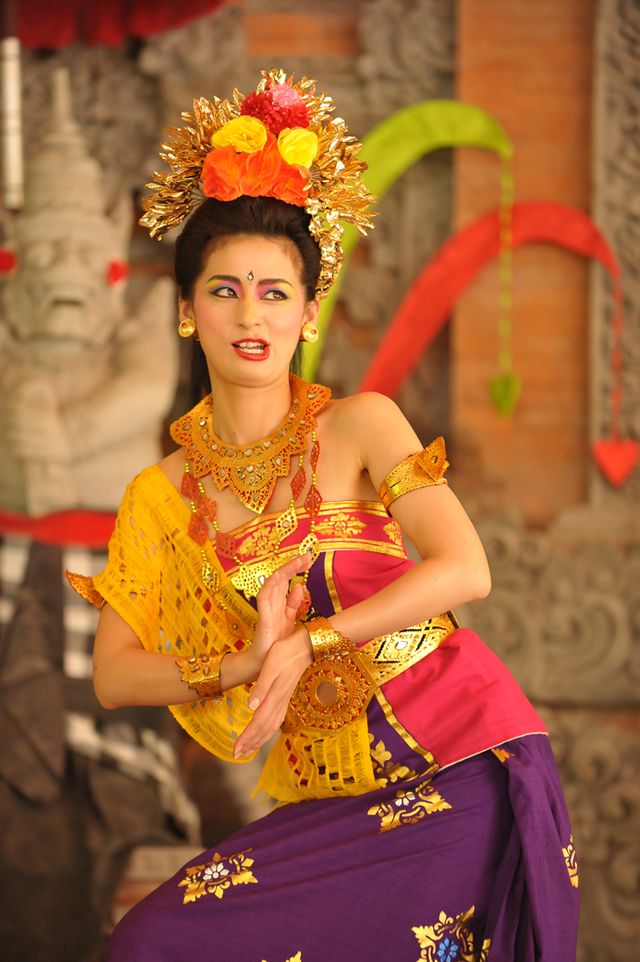 尾野真千子、ムチャぶりでバリの伝統舞踊を披露！フォトギャラリー（3枚目）