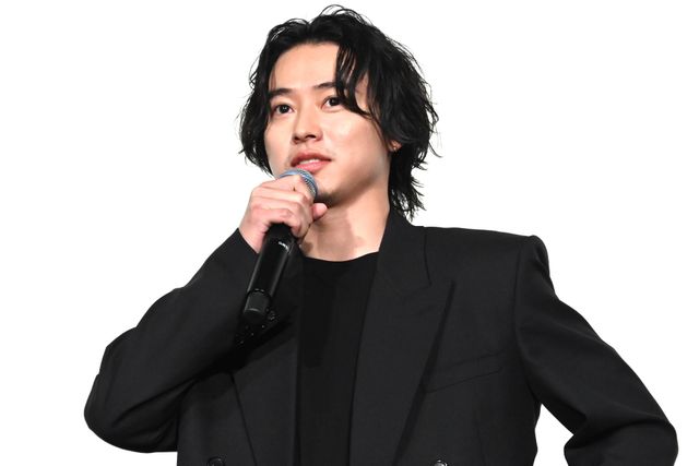 山本千尋、美麗衣装で山崎賢人と登壇『アンダーニンジャ』舞台あいさつ（2枚目）