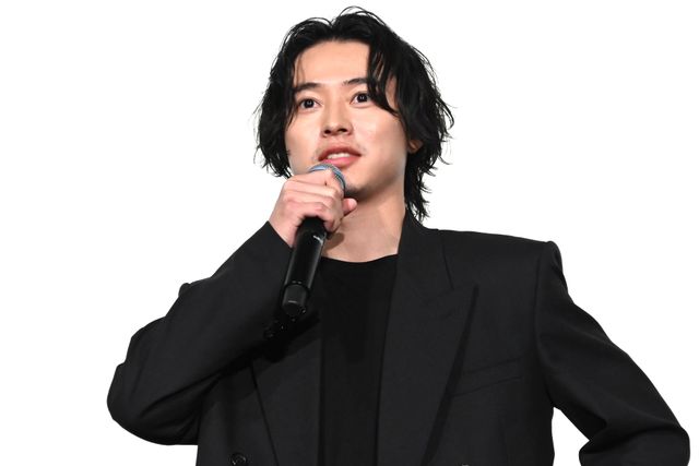 山本千尋、美麗衣装で山崎賢人と登壇『アンダーニンジャ』舞台あいさつ（3枚目）