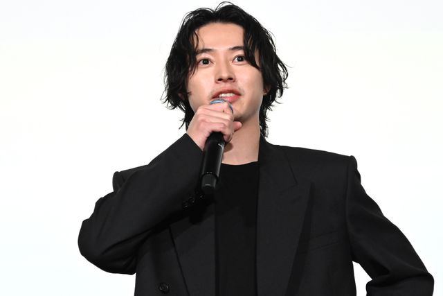 山本千尋、美麗衣装で山崎賢人と登壇『アンダーニンジャ』舞台あいさつ（4枚目）