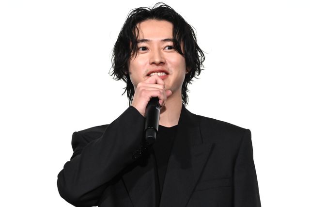 山本千尋、美麗衣装で山崎賢人と登壇『アンダーニンジャ』舞台あいさつ（6枚目）