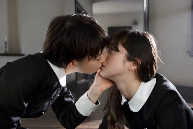 超美少女同士がキス 美しすぎる禁断のカットが公開 シネマトゥデイ