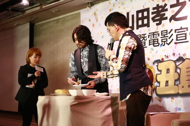 台湾名物を食べる山田孝之『闇金ウシジマくん Part3』台湾公開記念記者会見フォトギャラリー：フォトギャラリー