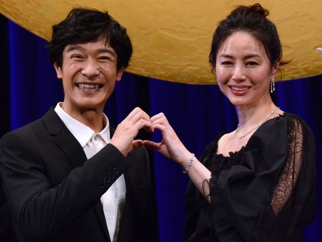 堺雅人、アタフタしながら井川遥とハートポーズ