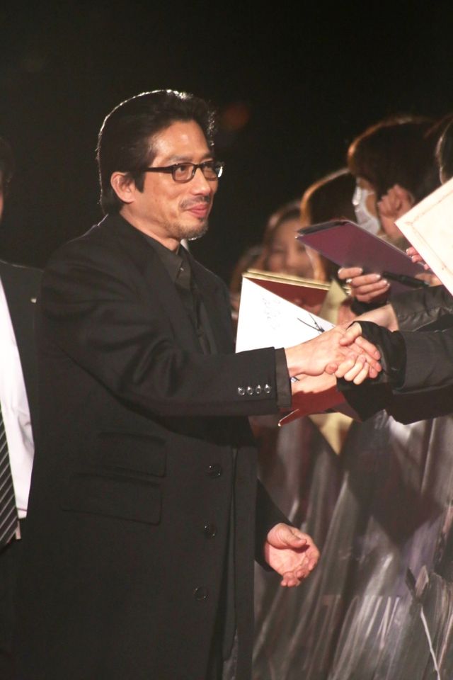 キアヌ、日本で心からのファンサービス！フォトギャラリー（4枚目）