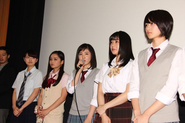 中腰キツくても頑張った！高月彩良らが制服で登場『人狼ゲーム　クレイジーフォックス』初日舞台あいさつフォトギャラリー（13枚目）