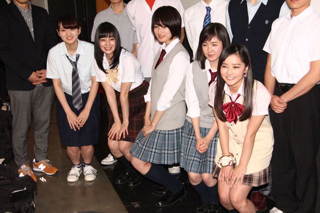 中腰キツくても頑張った！高月彩良らが制服で登場『人狼ゲーム　クレイジーフォックス』初日舞台あいさつフォトギャラリー（15枚目）