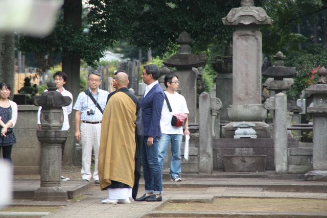 中井貴一、井伊直弼の墓前で映画『柘榴坂の仇討』の大ヒットを願う！　画像ギャラリー：フォトギャラリー